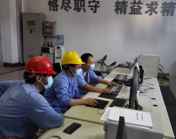1588374088698415.jpeg 车间值班主任手艺员全程监视3号锅炉停车 (2).jpg