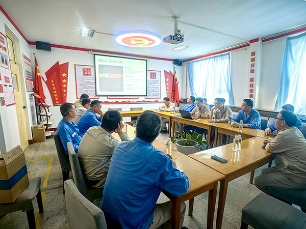 251756090615196521.jpg 动力车间评议小组正在举行民主评议.jpg